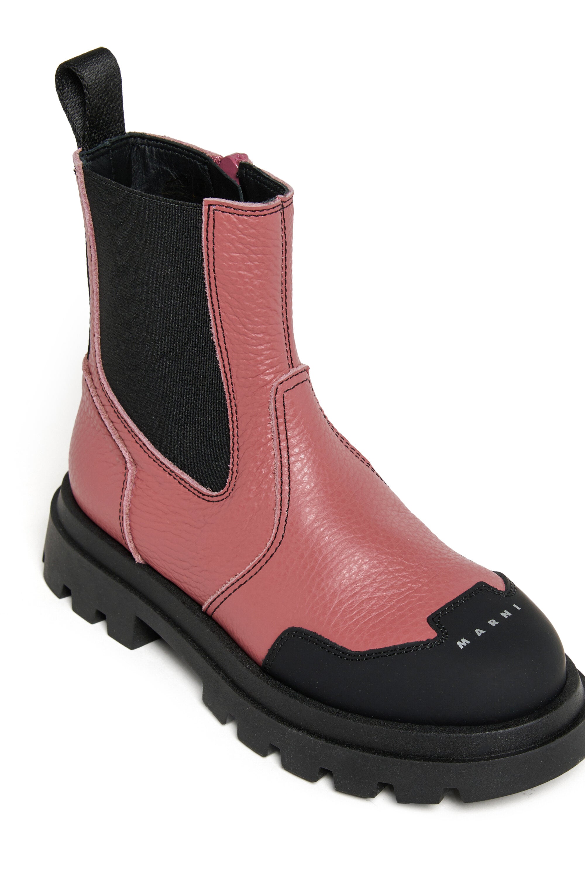 つま先にロゴ入りのチェルシー・ブーツ