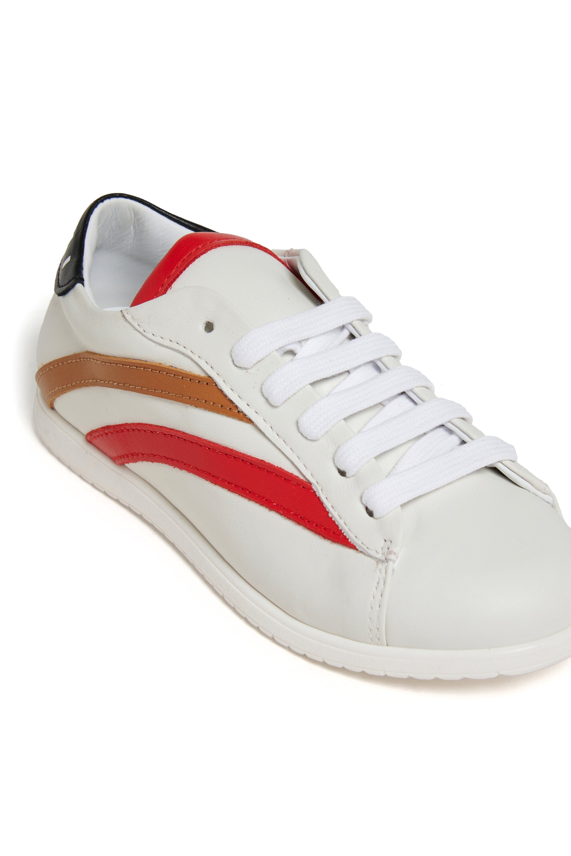 ヒールにロゴ入りスニーカー