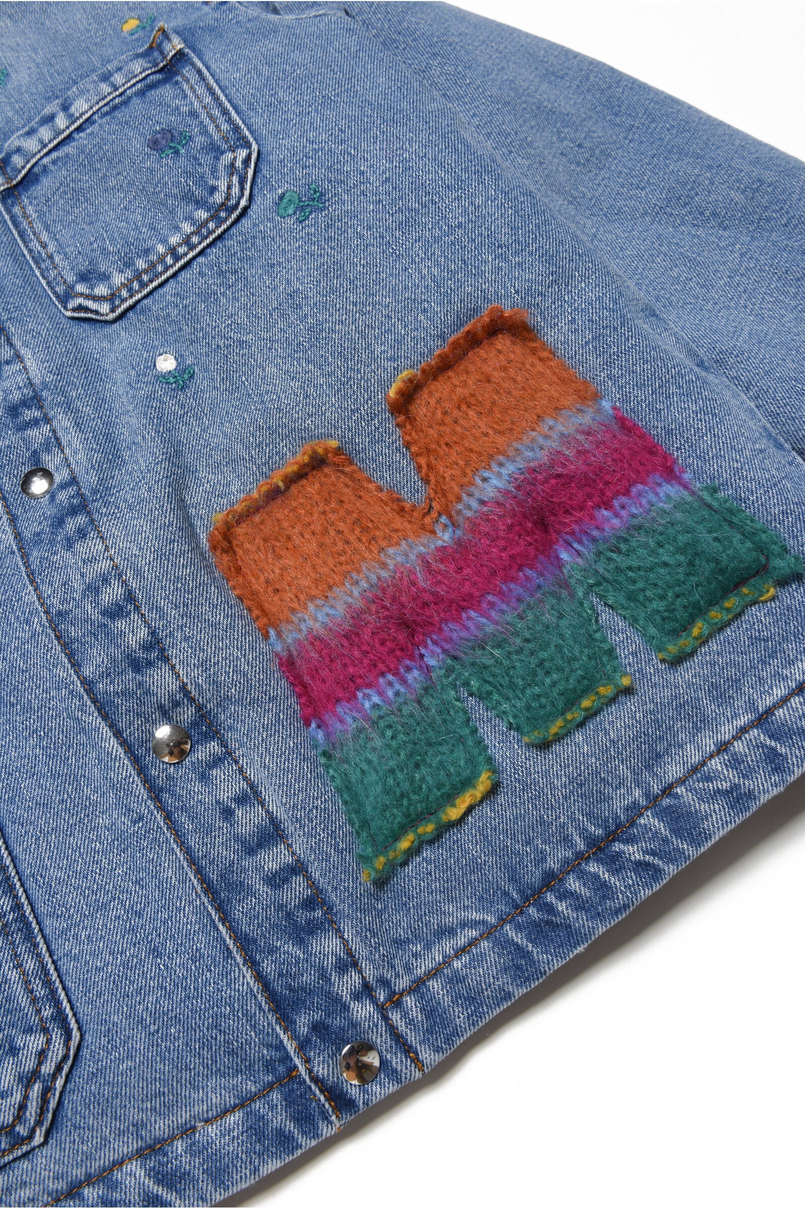 花とパッチの刺繍が施されたライトブルーのジーンズジャケット